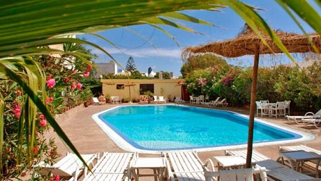 Morocco-family-adventure-Essaouira-guesthouse-pool