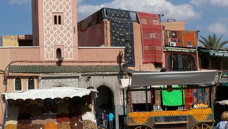 Marrakech-place-jemaa-el-fna-carpets-mosque-orange juice